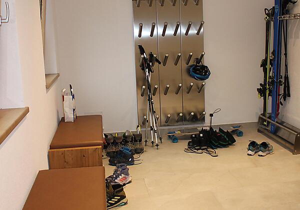 Ski- und Schuhraum mit Sitzbänken