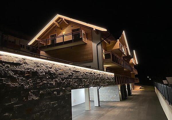 Außenansicht bei Nacht