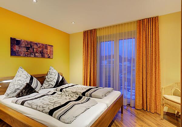 Schlafzimmer mit Doppelbett