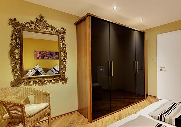 Schlafzimmer mit Doppelbett