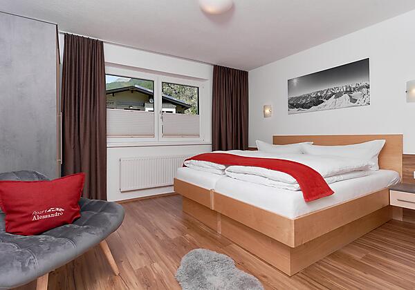 Schlafzimmer mit Dusche/WC