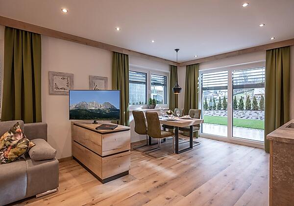 Söll_APARTdeluxe_Gartensuite_Wohnraum_WilderKaiser