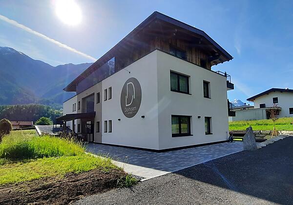 Einfahrt mit seitlichem Parkplatz