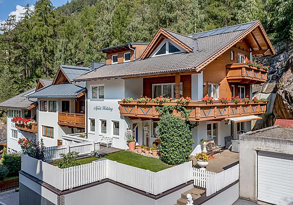 Haus Herbst 2019 mit Blumen1