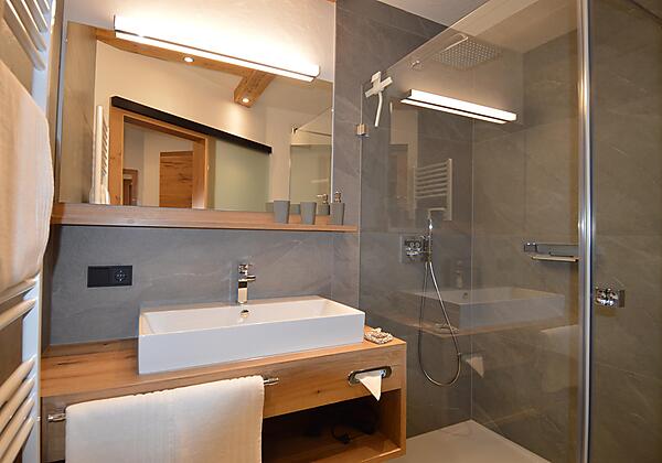 lech suite - Badezimmer mit Regendusche