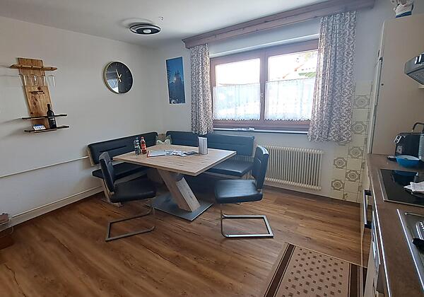 Vollausgestattete Küche mit Sitzecke