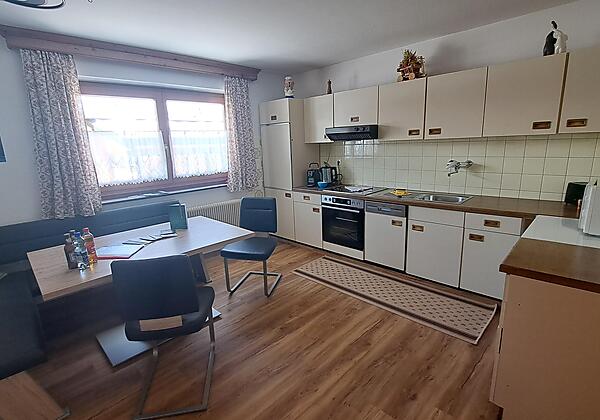 Vollausgestattete Küche mit Sitzgelegenheit