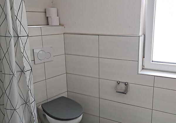 Badezimmer mit Dusche und WC