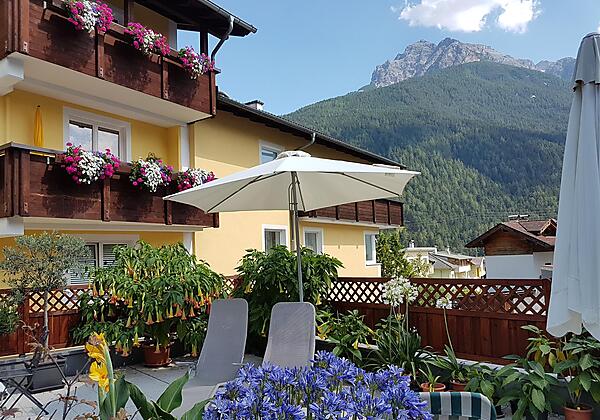 Blick von der Sonnenterrasse auf das Haus