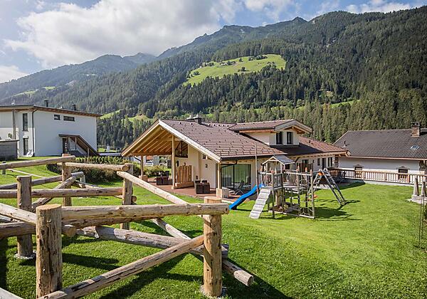 Garten mit Spielplatz und Kletterparcour