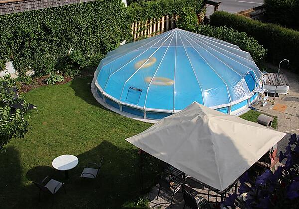 Schwimmbad und Garten beim Haus Acherkogelblick