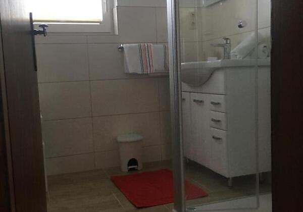 Badezimmer mit Dusche