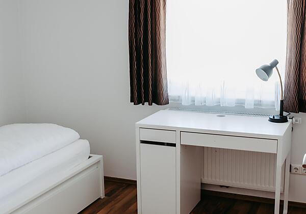 Einbettzimmer mit Schreibtisch