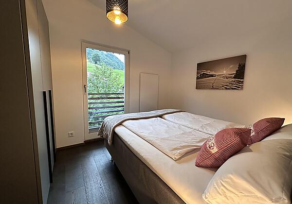 Schlafzimmer mit großem Schrank