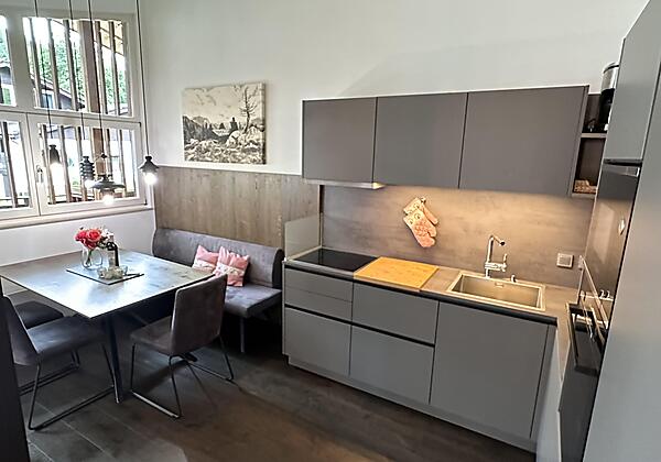 Heller Essbereich/Küche mit vielen Fenstern