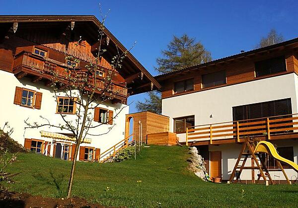 Haus Wesenau mit Spielplatz