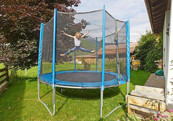 Spielplatz im Garten mit Trampolin