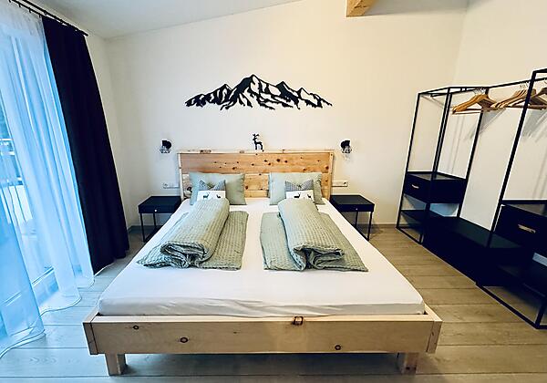 Hauptzimmer mit Zugang zur Terrasse