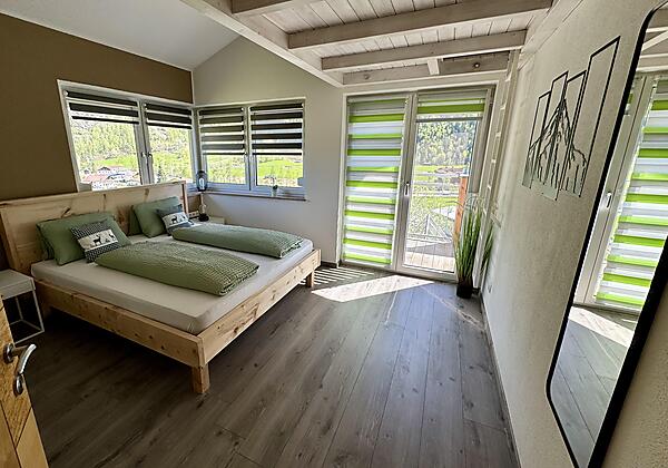 Zimmer mit Zirbenbetten Kleiderschrank und Außenrollos