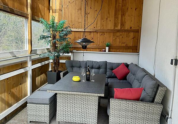 Gemütliche überdachte Sitzecke auf der Terasse