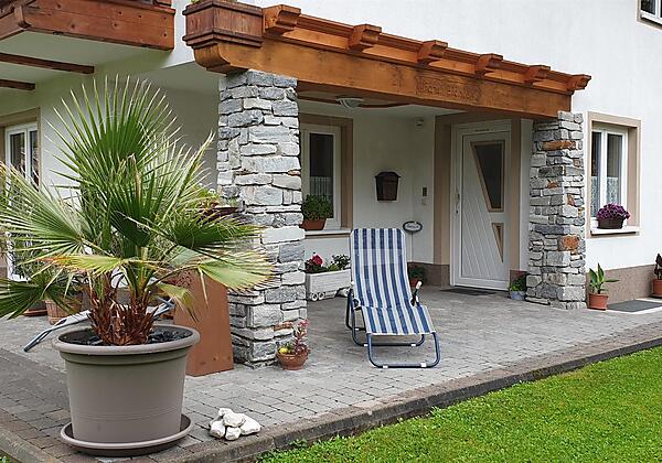 Terrasse mit Eingang des Appartements