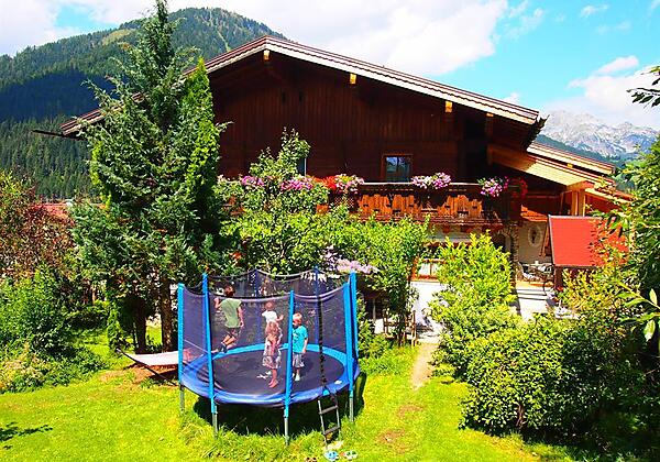 Haus mit Trampolin