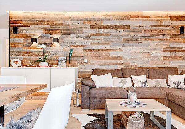 Sofalandschaft vor Holzwand_004