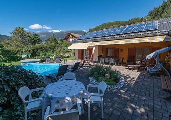 Pool mit Sitzmöglichkeiten