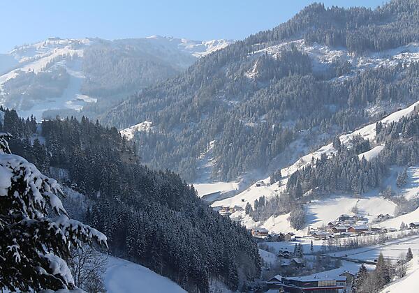 Winter Schied mit Skigebiet im Hindergrund