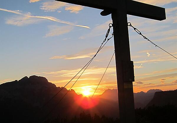Sonnenuntergang am Bergipfel