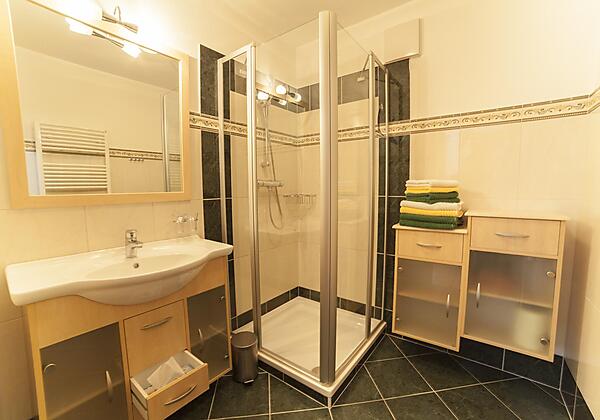 2 mal Duschraum und 2 mal WC getrennt