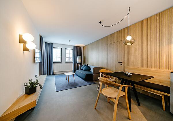 Apart-Suite Villa Rosa_Wohnzimmer_Ausziehcouch_01