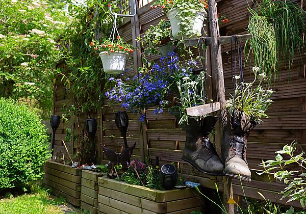 Sichtschutzwand mit Stiefeln