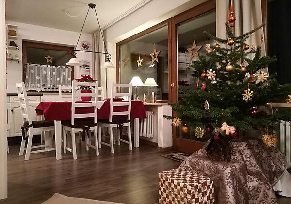 Frohe Weihnachten mit Baum und Geschenk