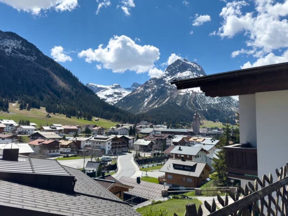 Ausblick auf die Bergwelt von einem Balkon im Appart Andrea