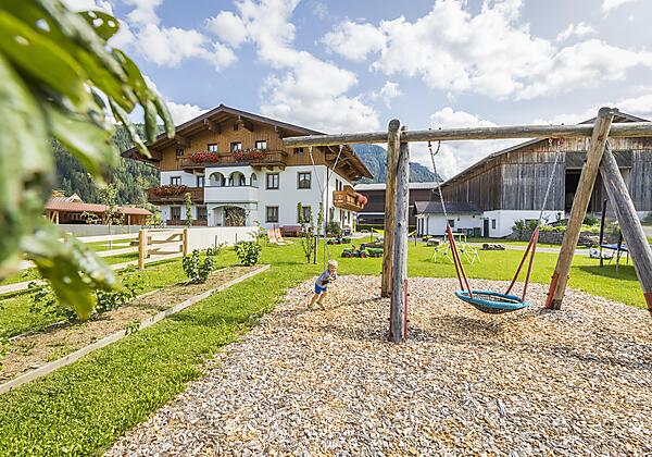 Ausserraingut mit Spielplatz