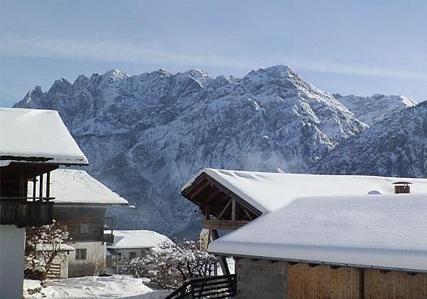 traumhafter Blick in die verschneiten Dolomiten