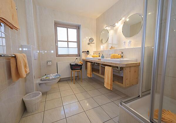 Schönes großes Bad Wohnung Ahorn