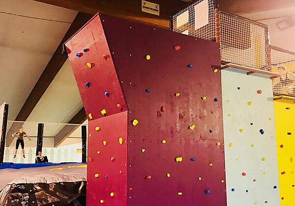 boulderwand-hotel-basekamp-the-cage