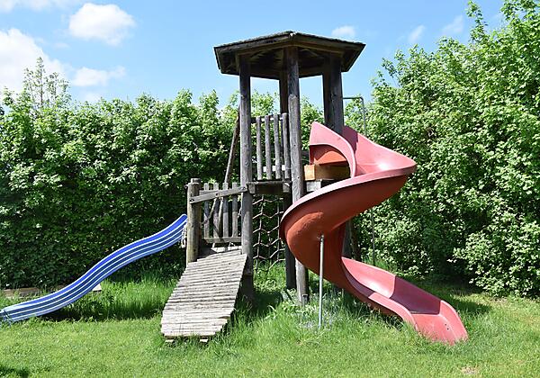 Spielturm mit Rutschen