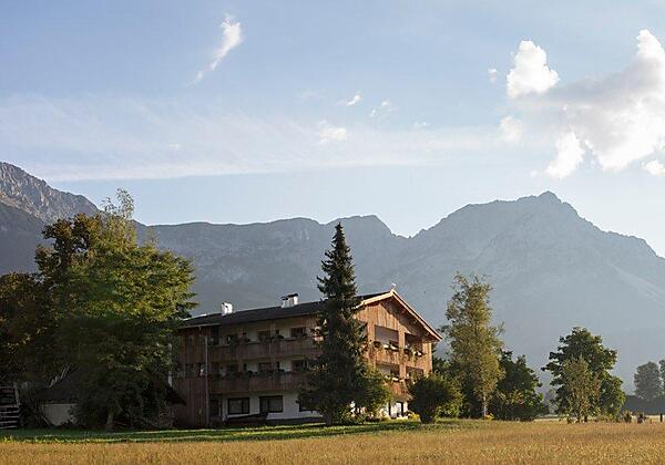 umgeben-von-feldern-liegt-der-lindenhof-vor-schoen