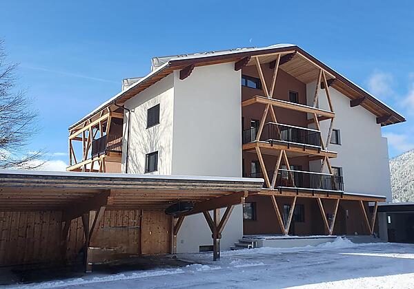 Parkplatz mit Ansicht nach Osten - Eingangsbereich