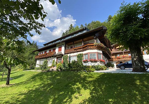 Beim Talschuster Schwimmbad und Wilder Kaiser