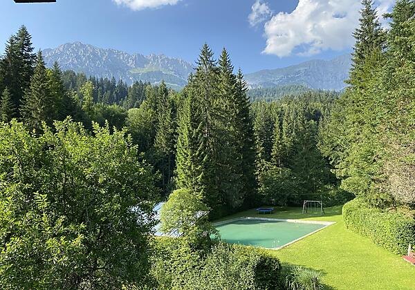 Beim Talschuster Schwimmbad und Wilder Kaiser