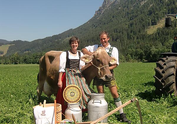 Franz und Barbara mit Kuh