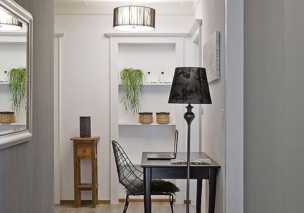 Vorraum mit Schreibtisch im Appartement 1