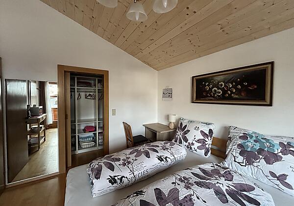 Schlafzimmer mit Kleiderschrank