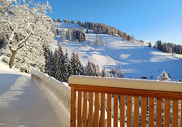 Ausblick auf die verschneite Winterlandschaft von