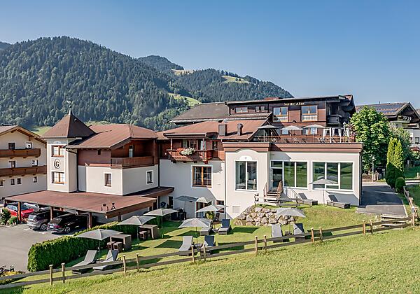 Liegewiese und Panoramahallenbad