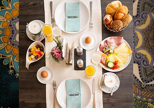 Frühstück mit vielen regionalen Produkten